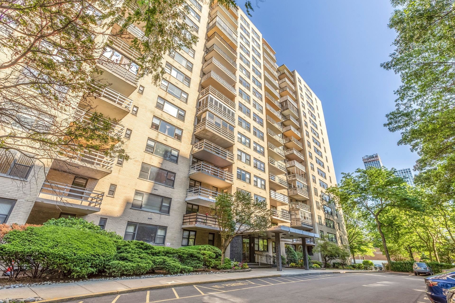 201 ST PAULS AVE Unit: 7M