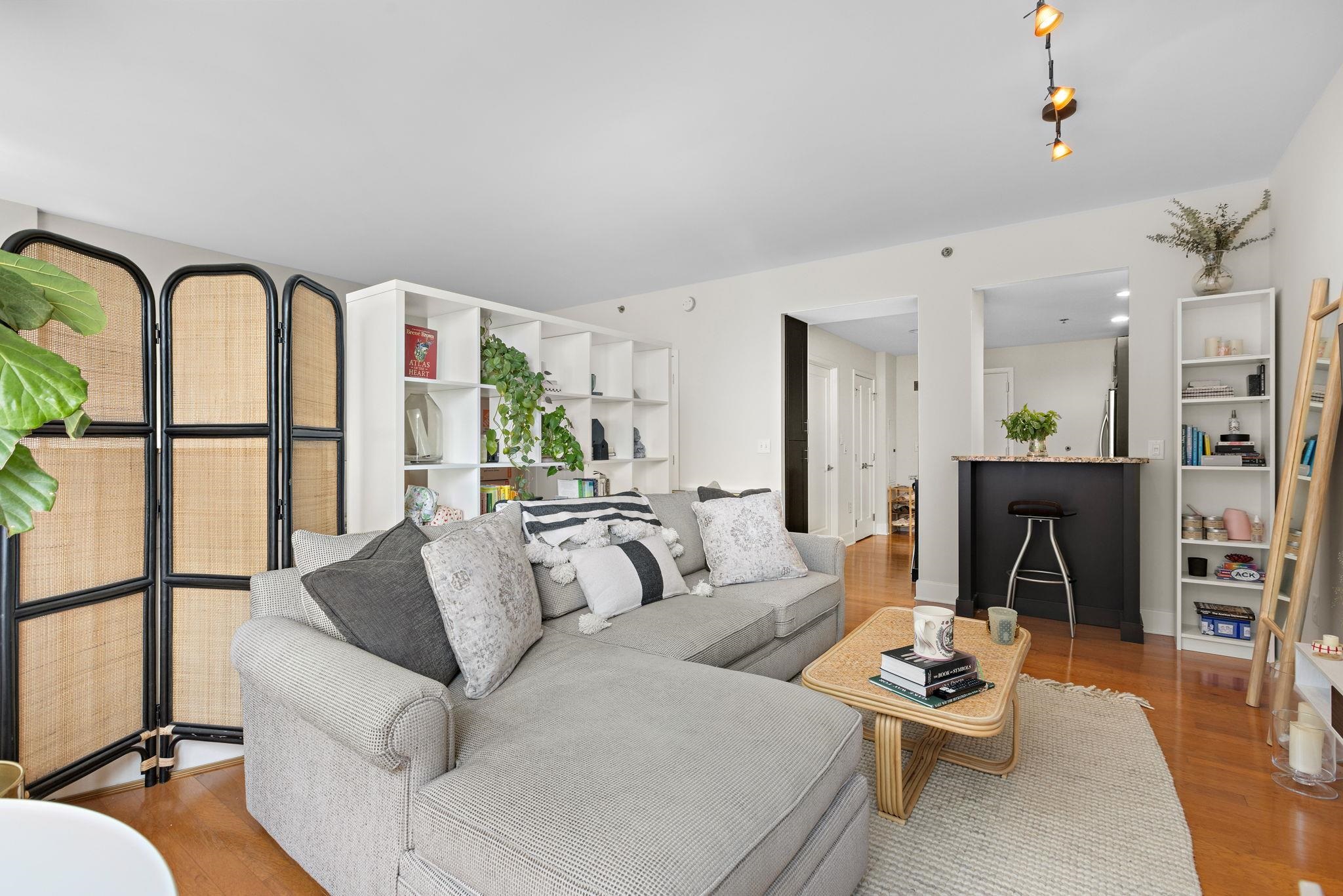1025 MAXWELL LANE Unit: 915