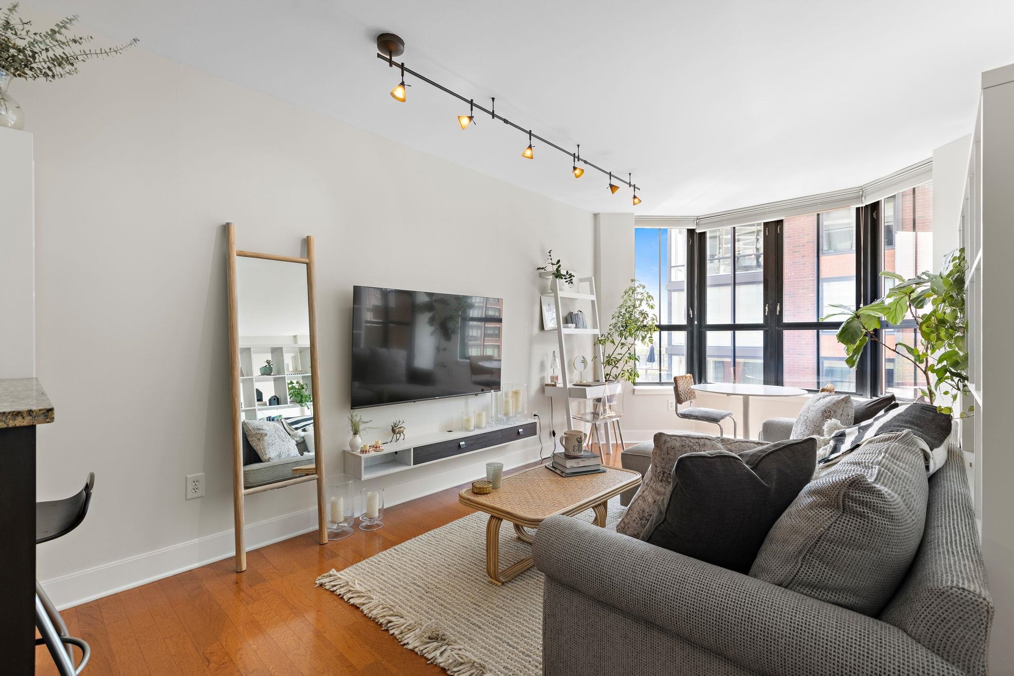 1025 MAXWELL LANE Unit: 915