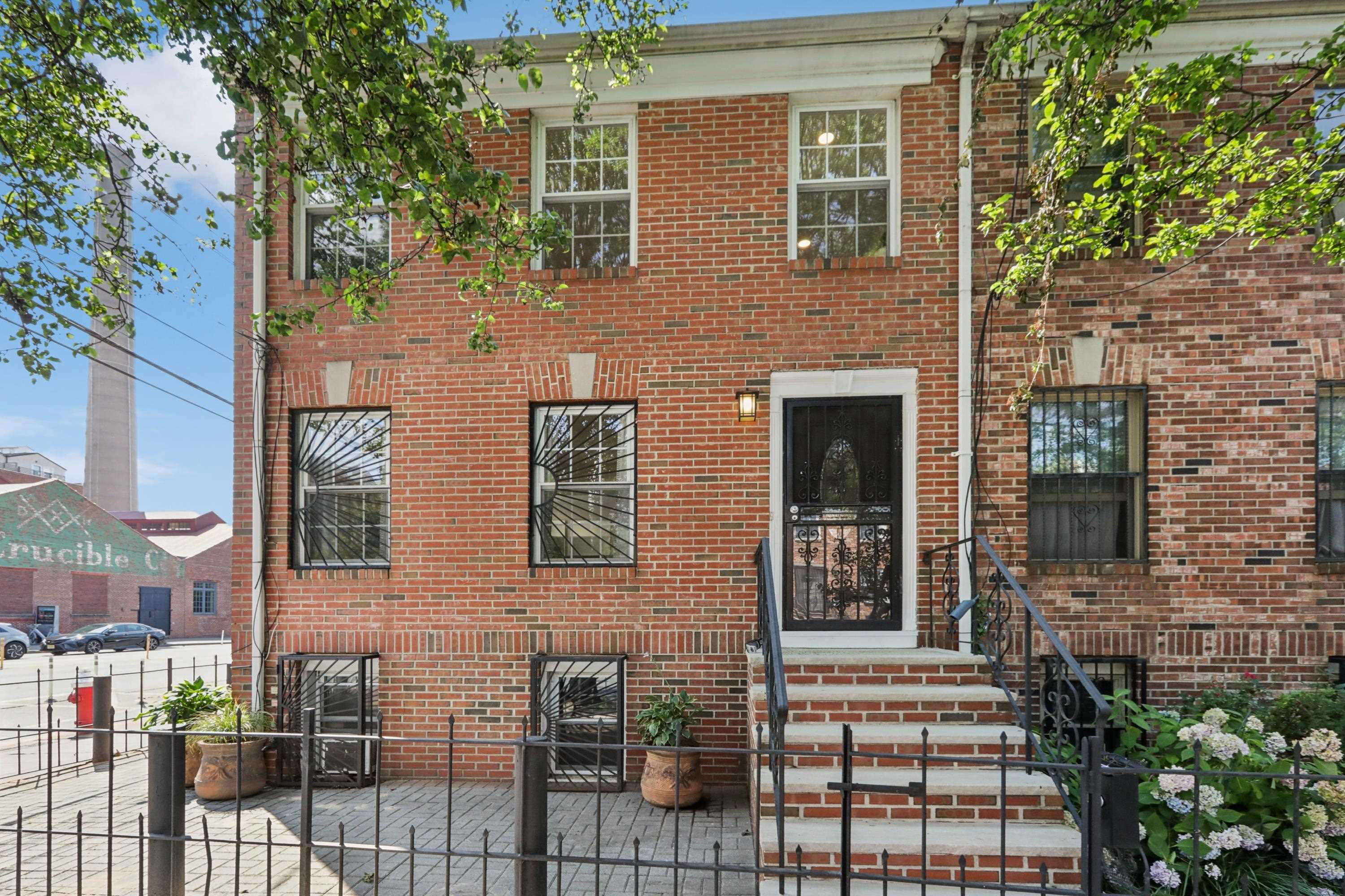361 MONMOUTH ST