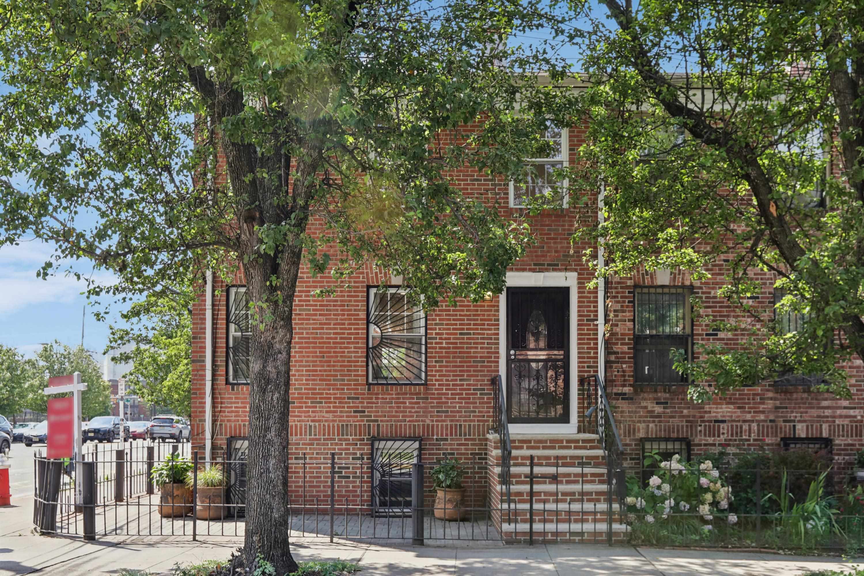 361 MONMOUTH ST