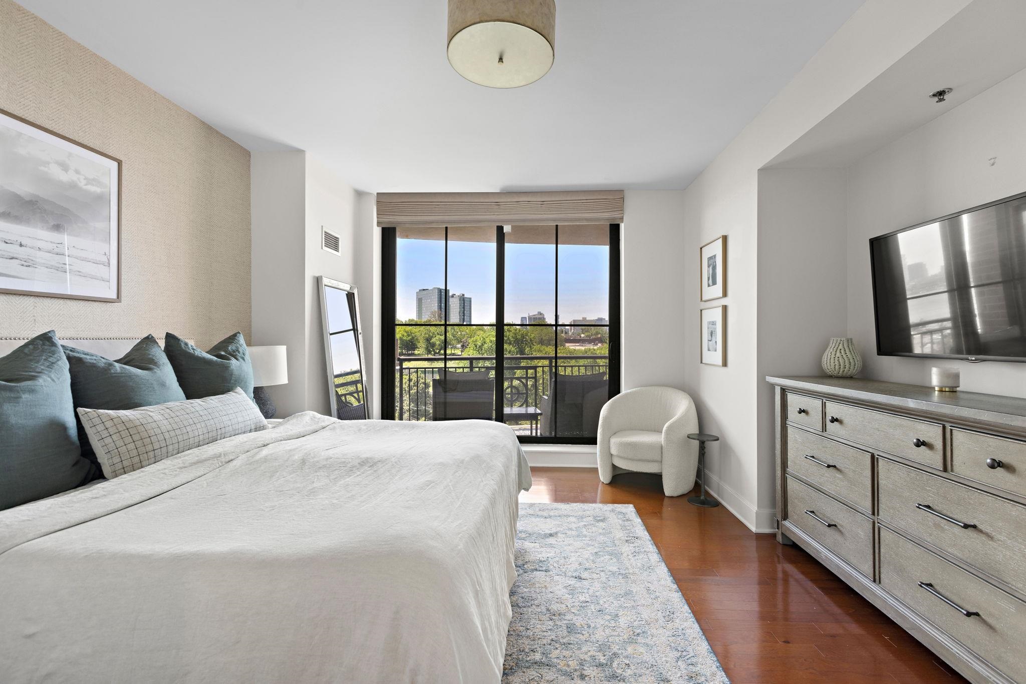 1025 MAXWELL LANE Unit: 906