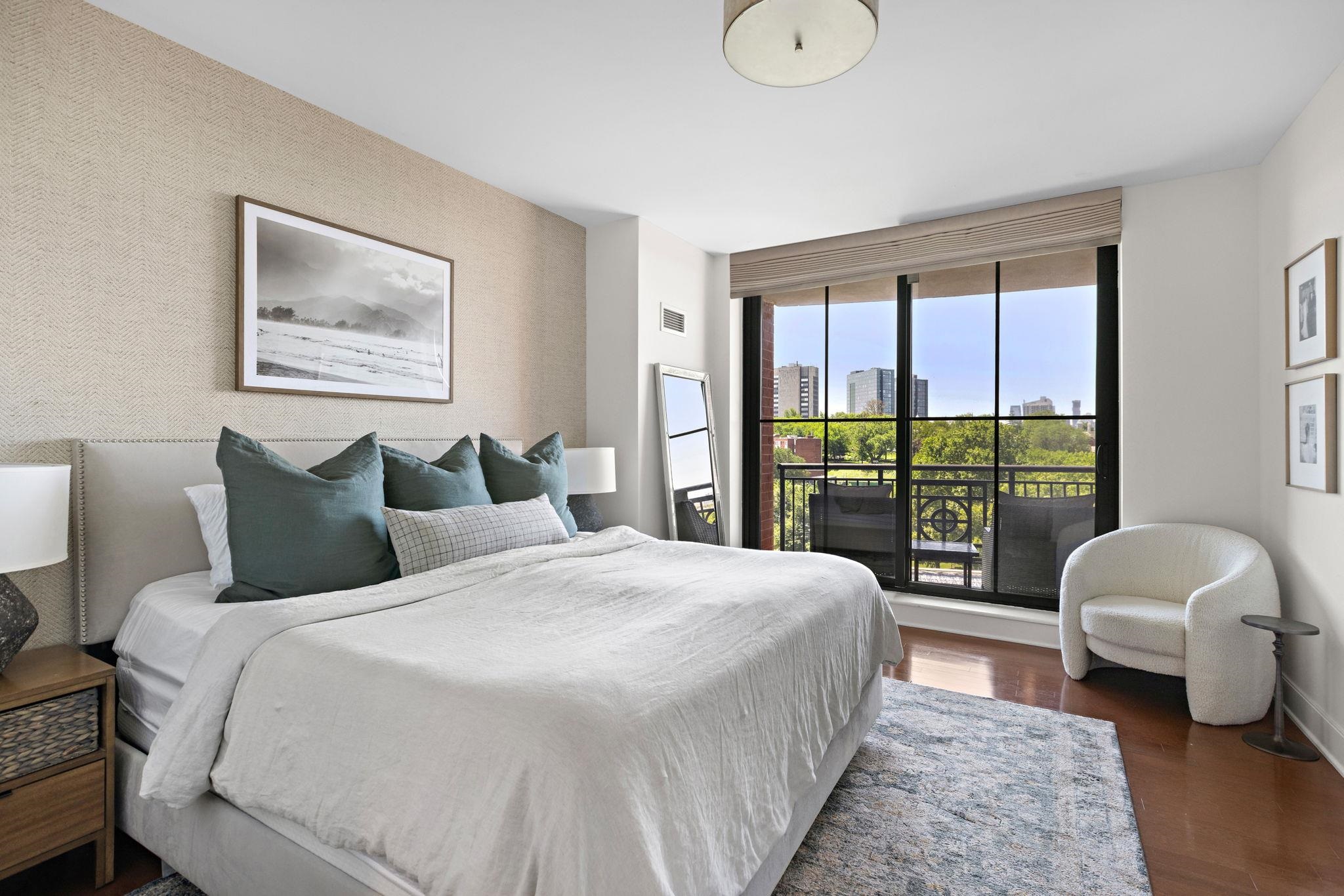 1025 MAXWELL LANE Unit: 906