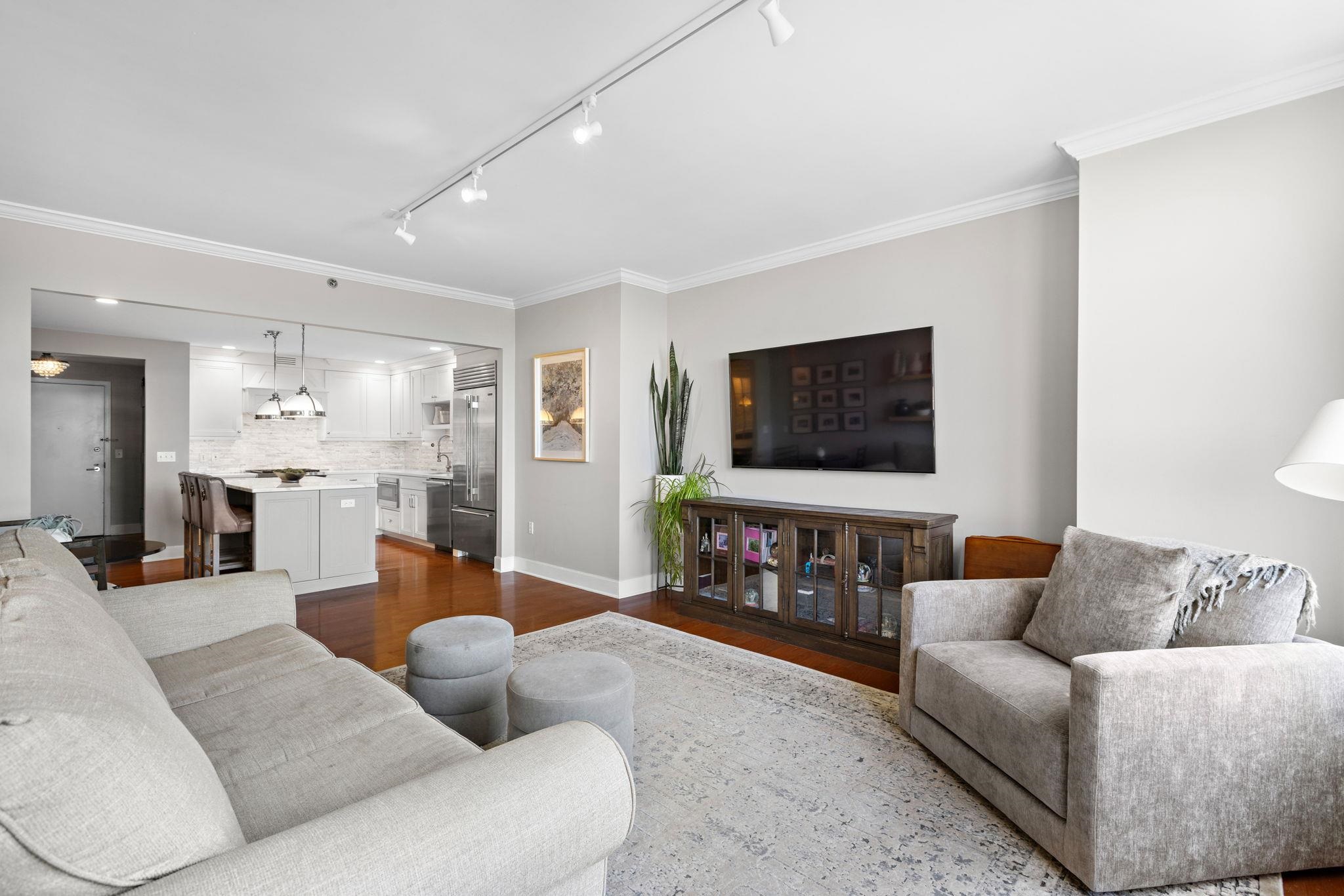 1025 MAXWELL LANE Unit: 906