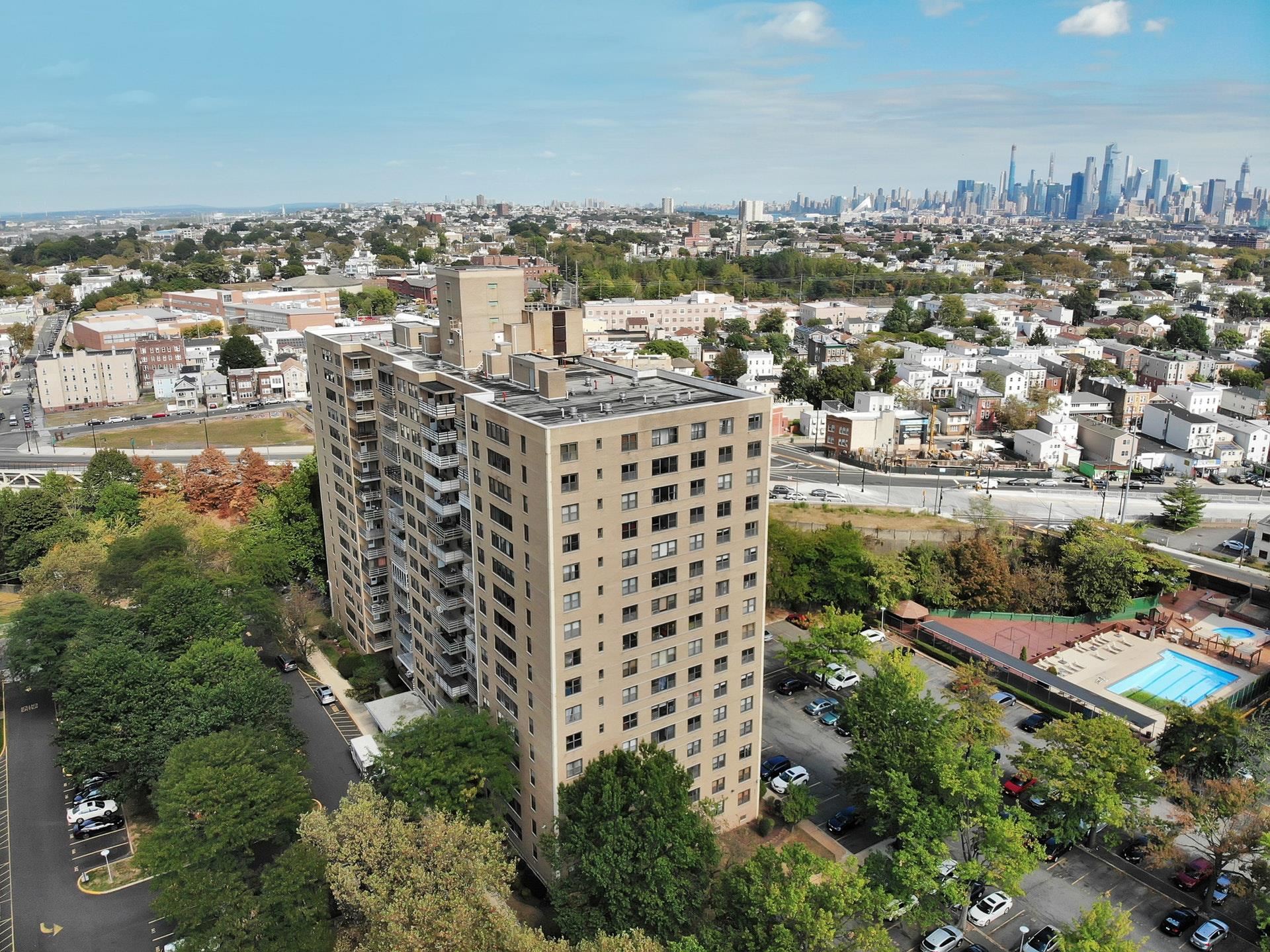 201 ST PAULS AVE Unit: 3L