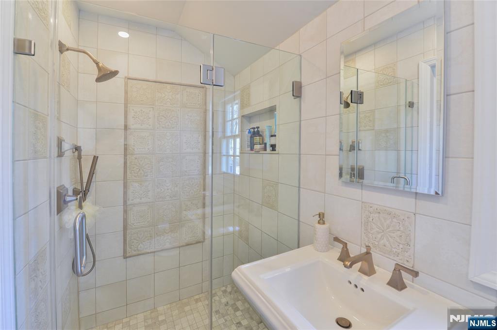 11 Chestnut Ridge Road