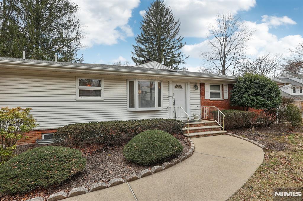 8 Sparrowbush Road