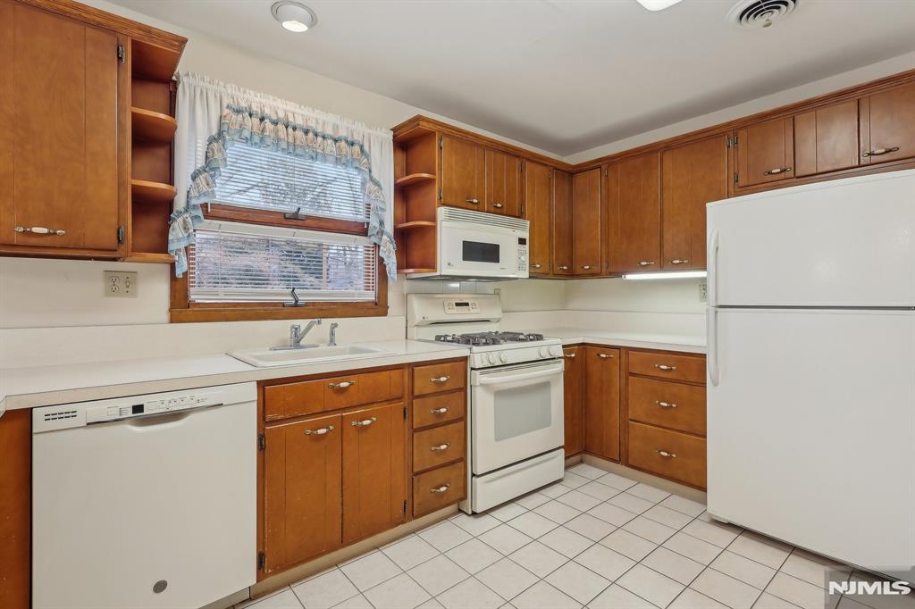 8 Sparrowbush Road