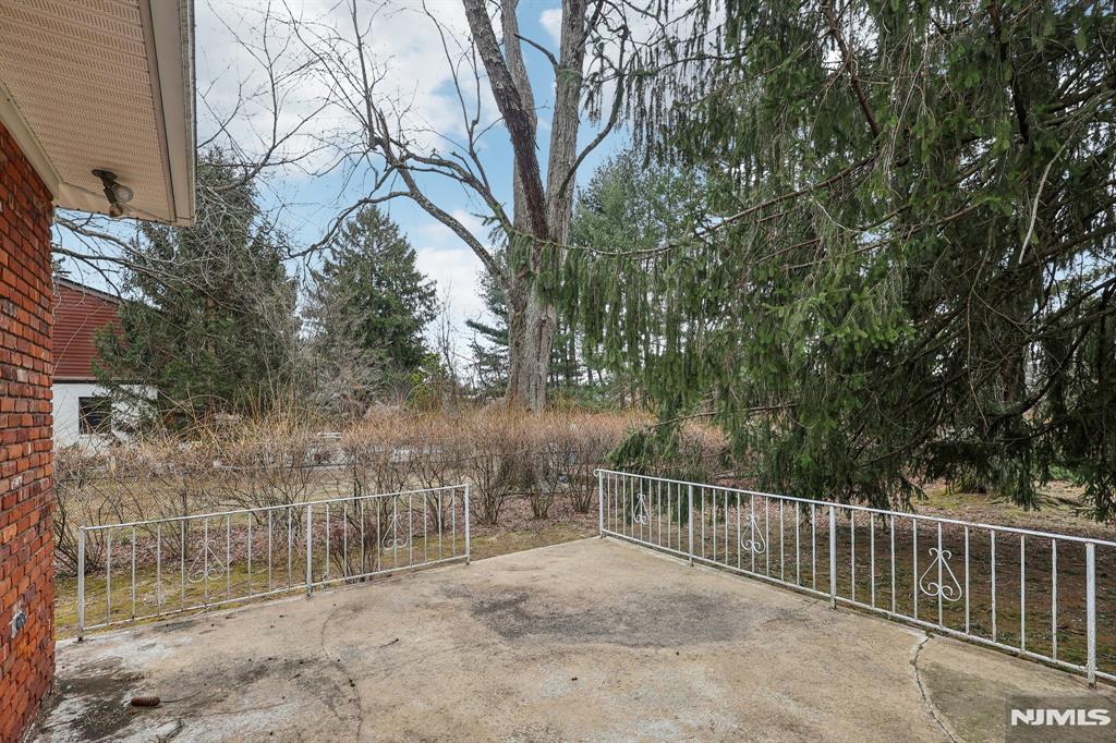 8 Sparrowbush Road