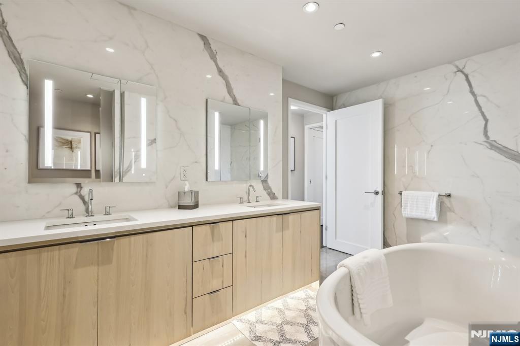800 Ave At Port Imperial Boulevard 305