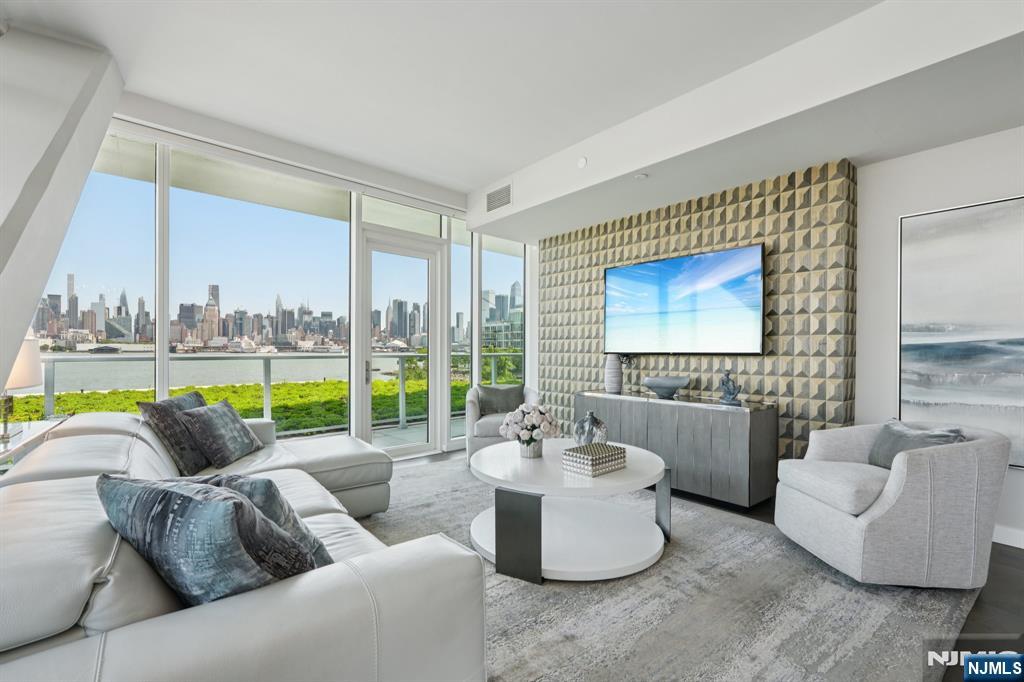 800 Ave At Port Imperial Boulevard 305