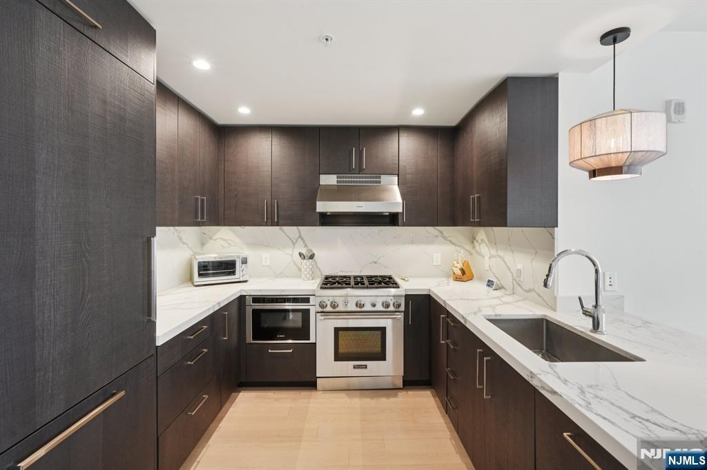1400 Hudson Street 418