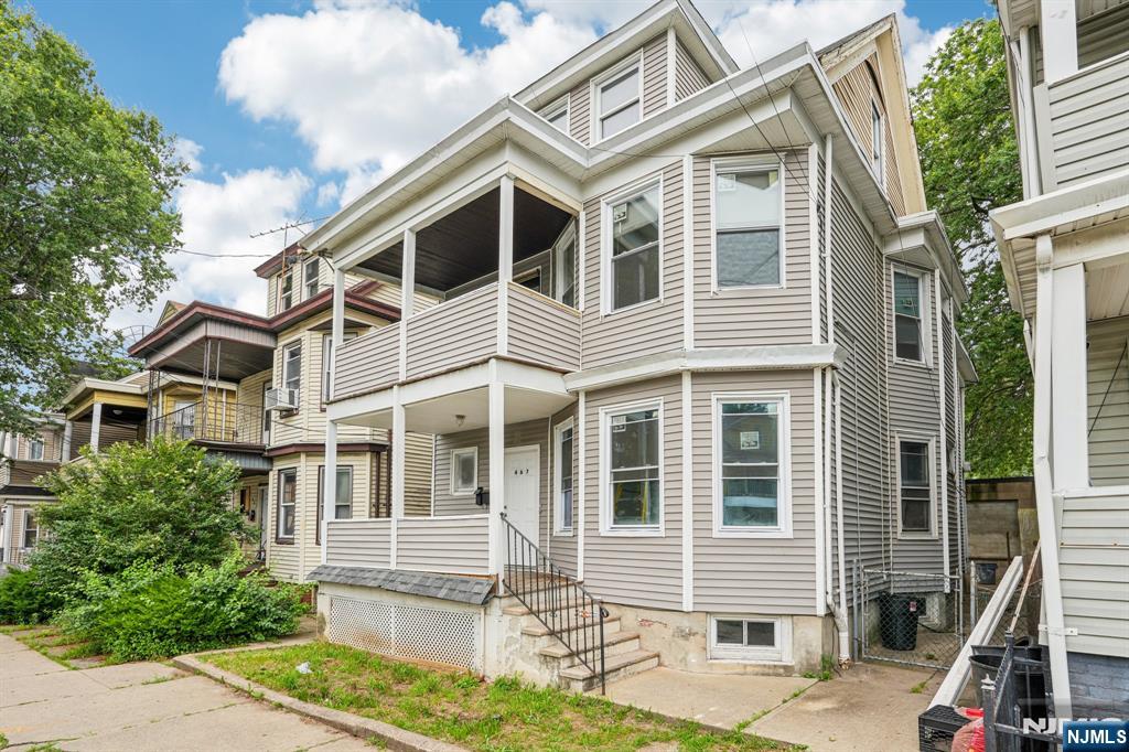 467 E 18th Street