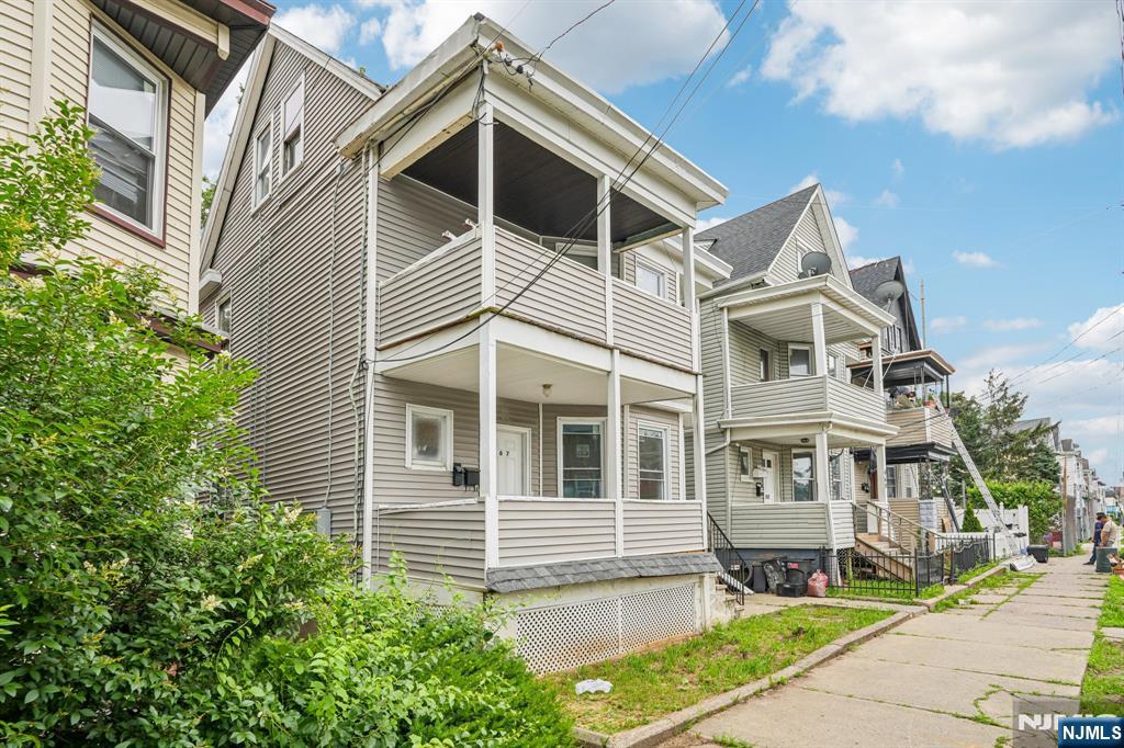 467 E 18th Street