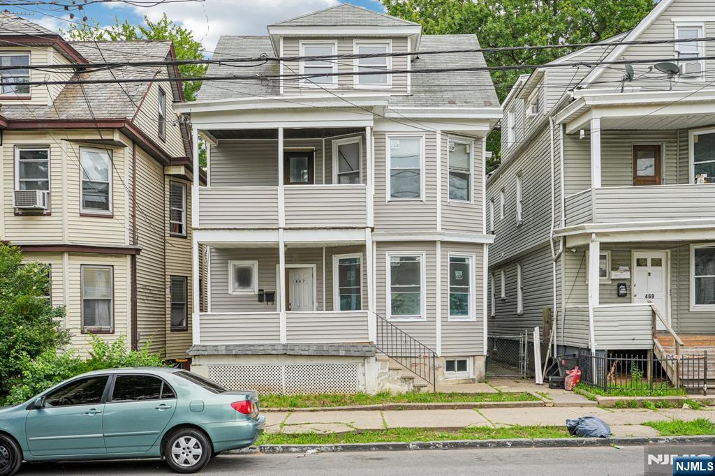 467 E 18th Street