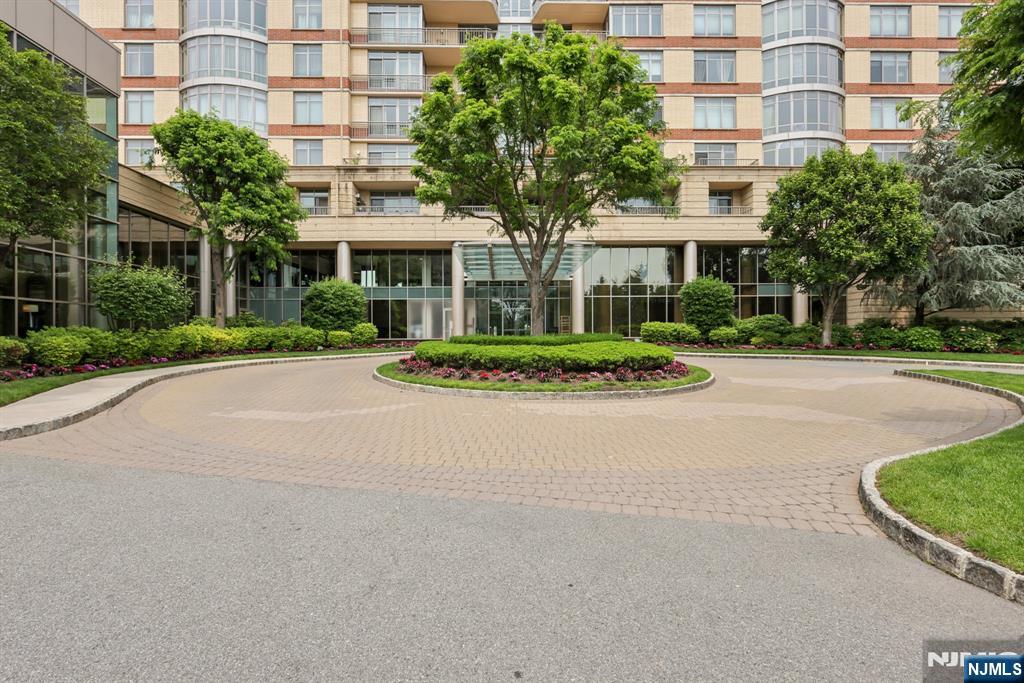 8100 River Road 1215
