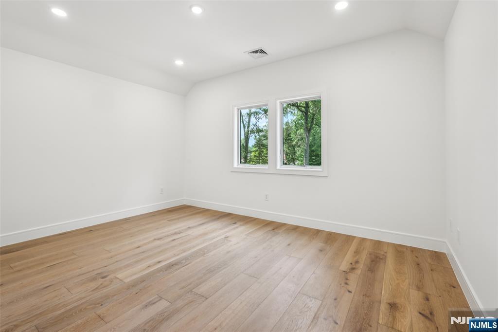 492 Oaktree Road