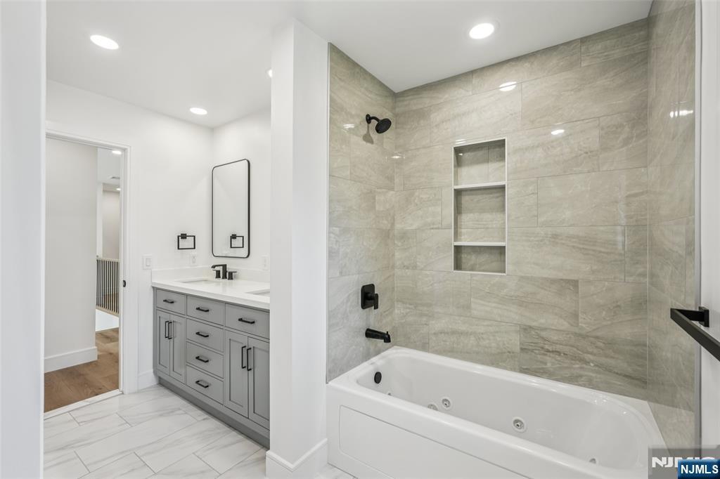 492 Oaktree Road