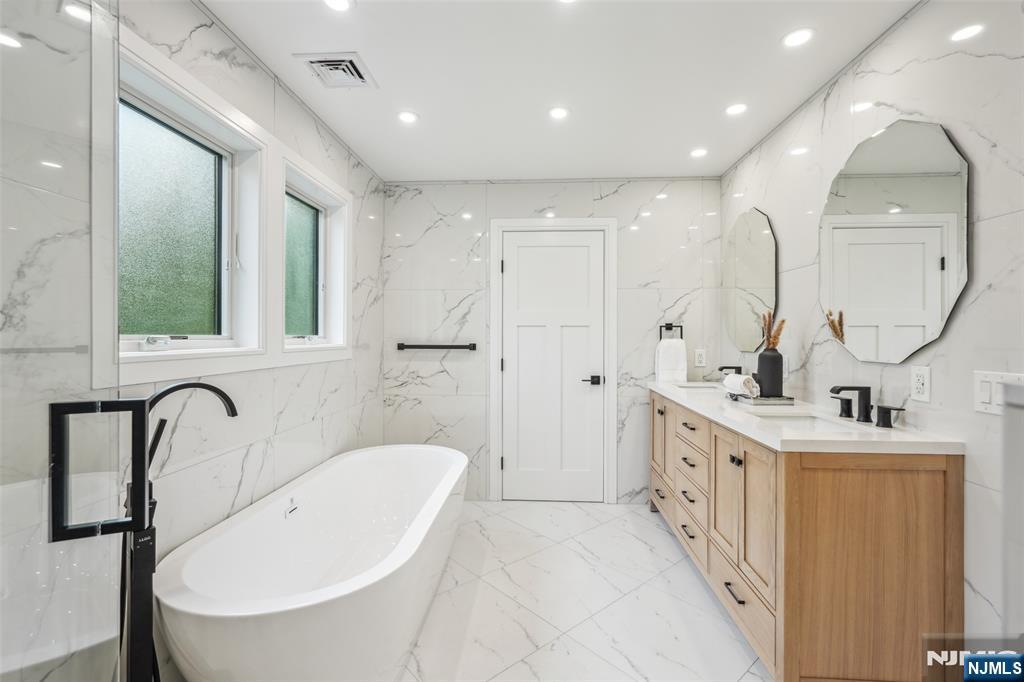 492 Oaktree Road