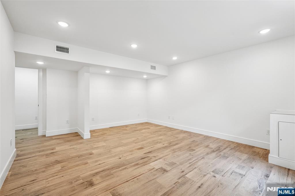 492 Oaktree Road