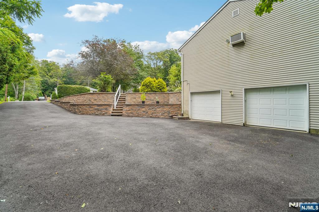 4 Crest Hill Drive