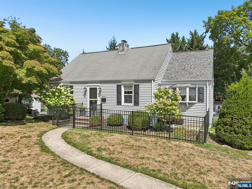 11 Lee Avenue