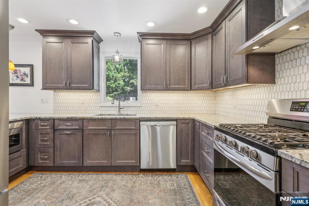 11 Lee Avenue