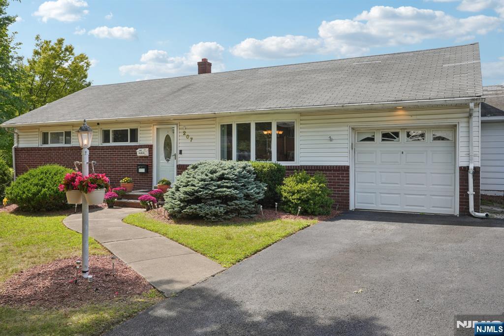 207 Hillcrest Drive