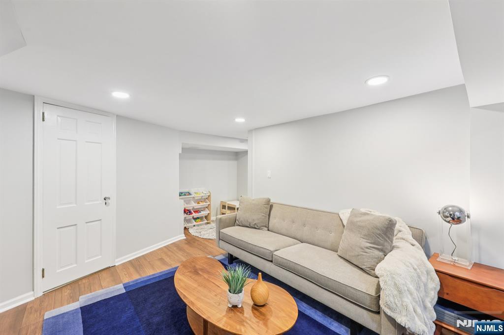 33 E Glen Avenue