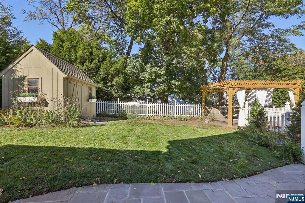 33 E Glen Avenue