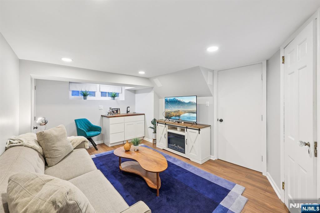 33 E Glen Avenue
