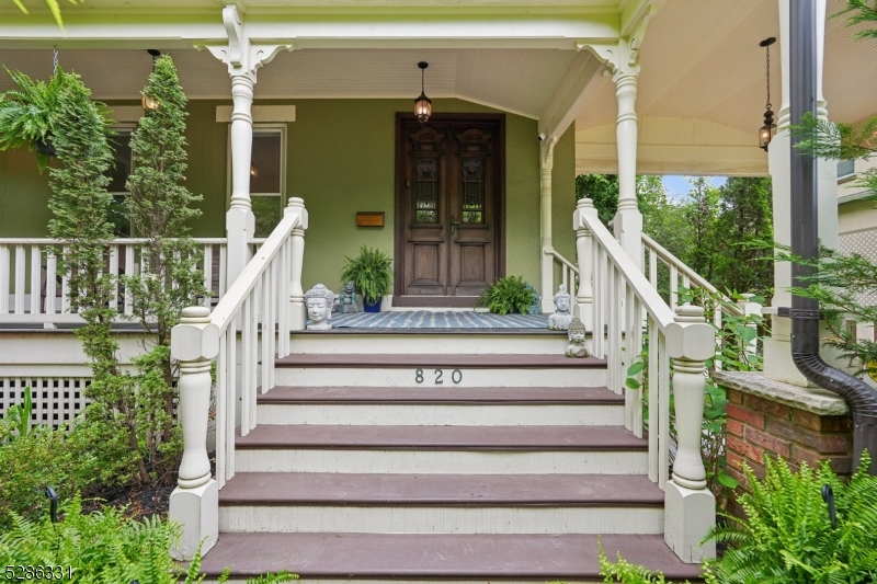 818 Carlton