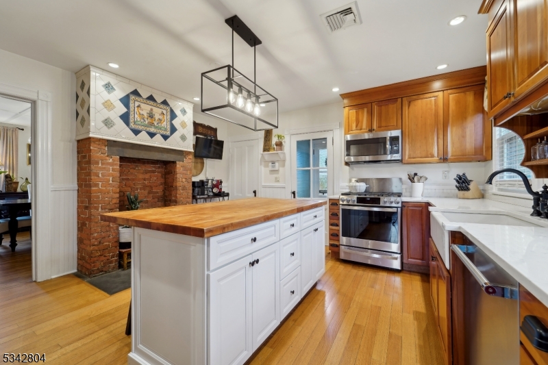 1102 E Ridgewood Ave