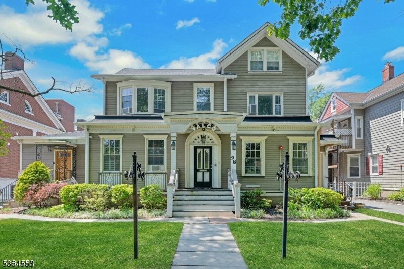 98 Broad St