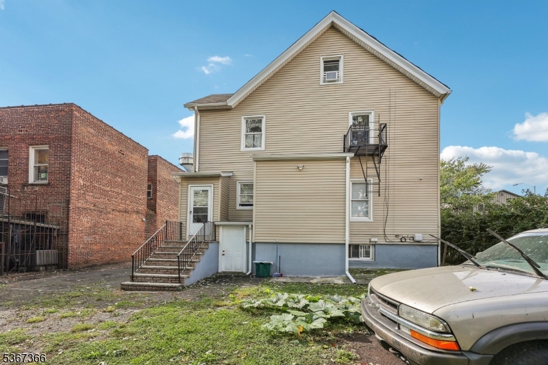 304 William St