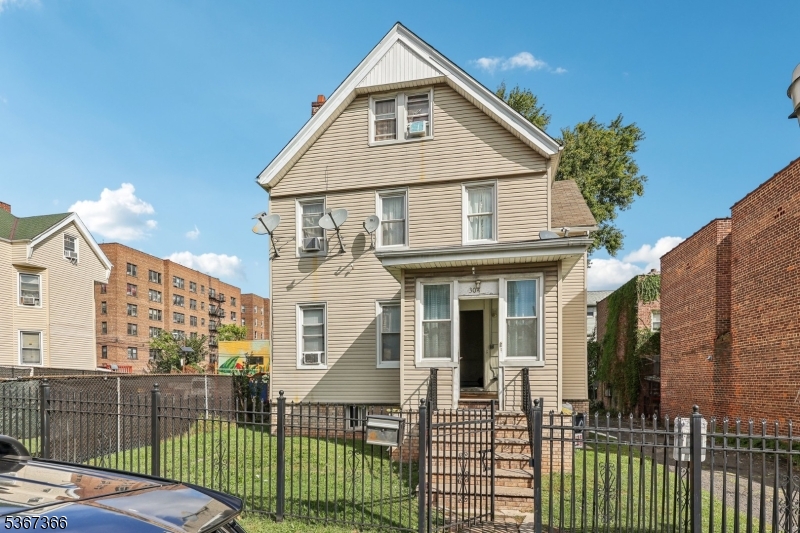 304 William St