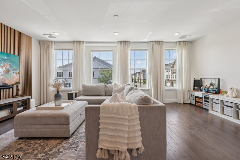 12 Colgate Dr