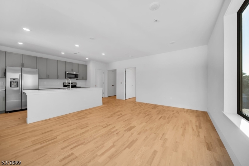 1037 Amboy Ave 401