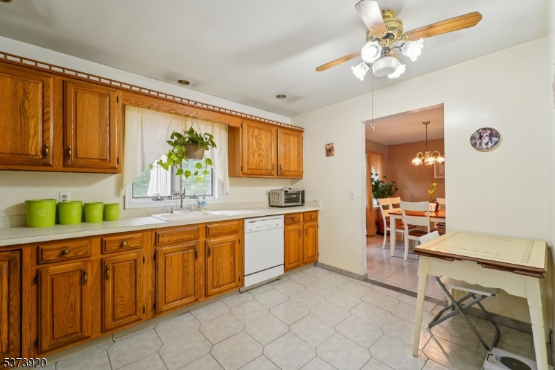 4 Crest Hill Dr