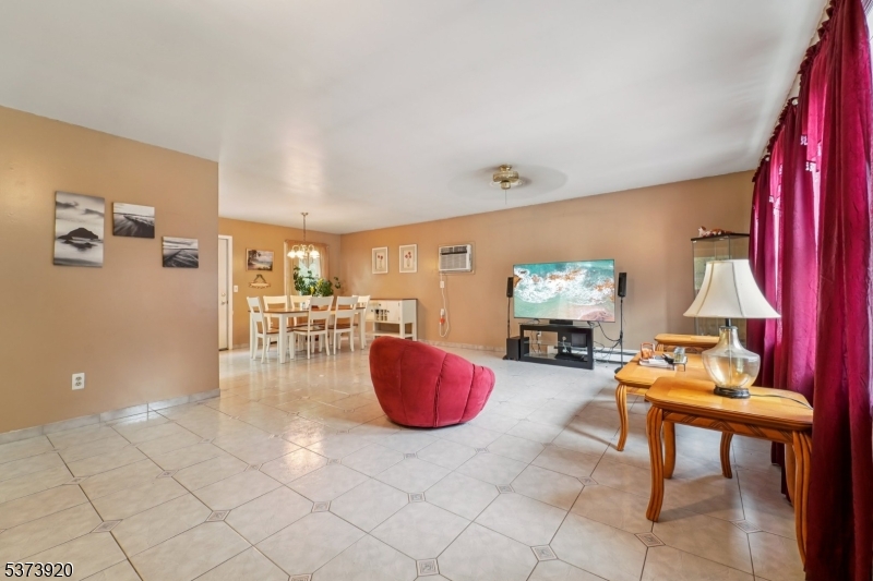 4 Crest Hill Dr