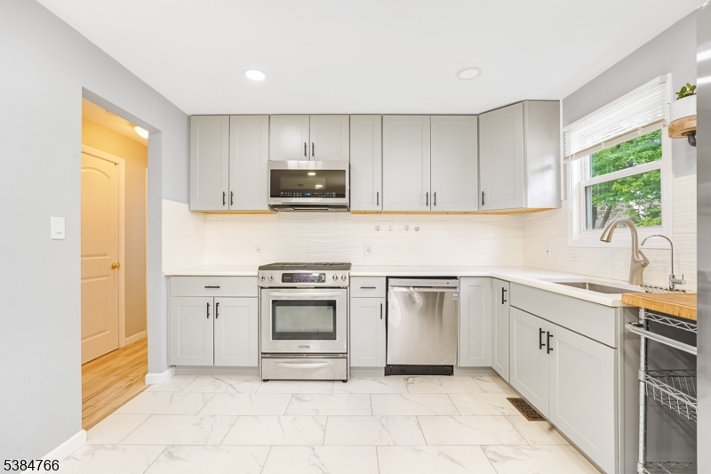 425 Brook Ct 1
