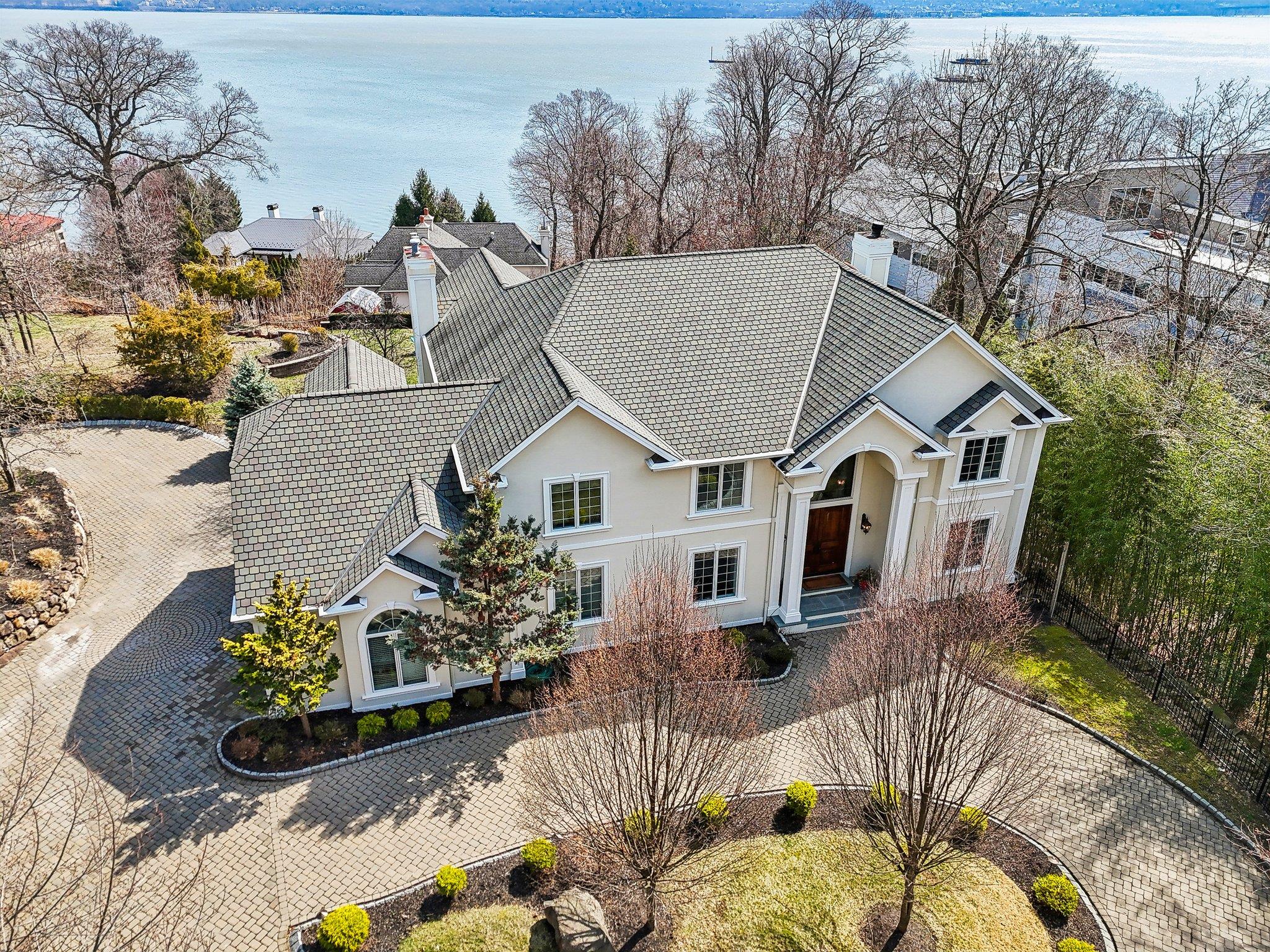 2 Tompkins Court