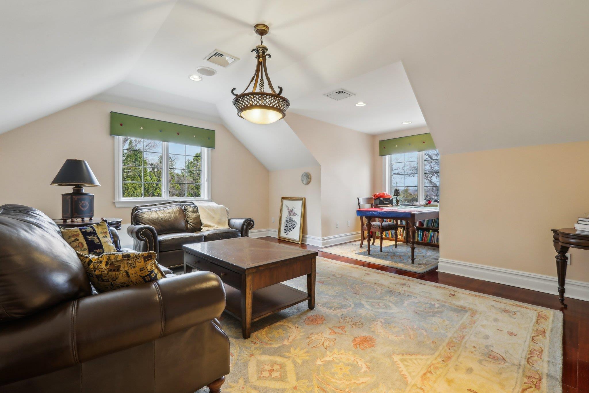 2 Tompkins Court