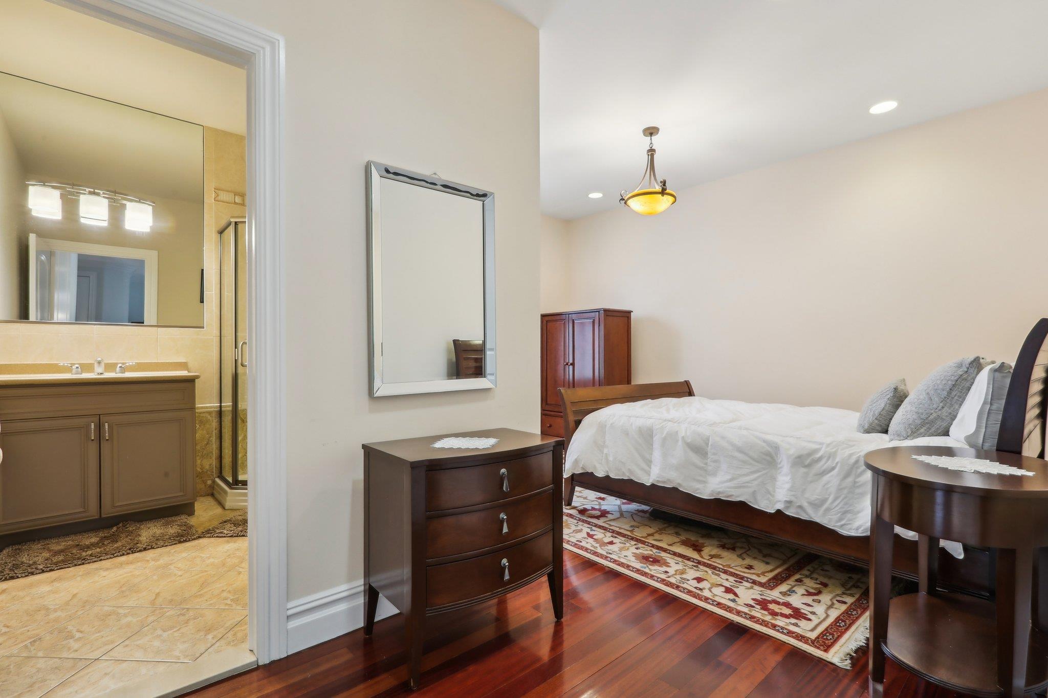 2 Tompkins Court