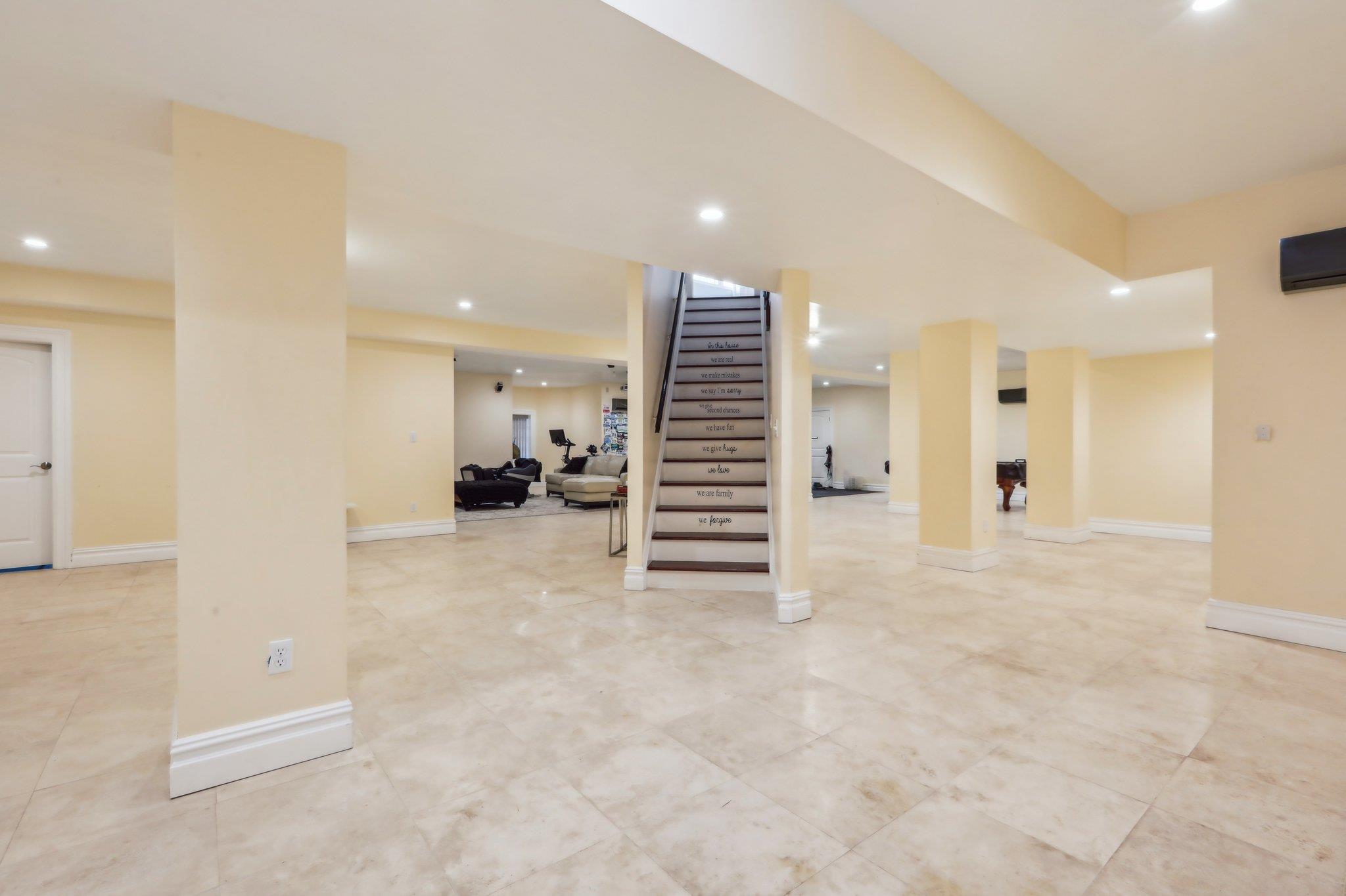 2 Tompkins Court
