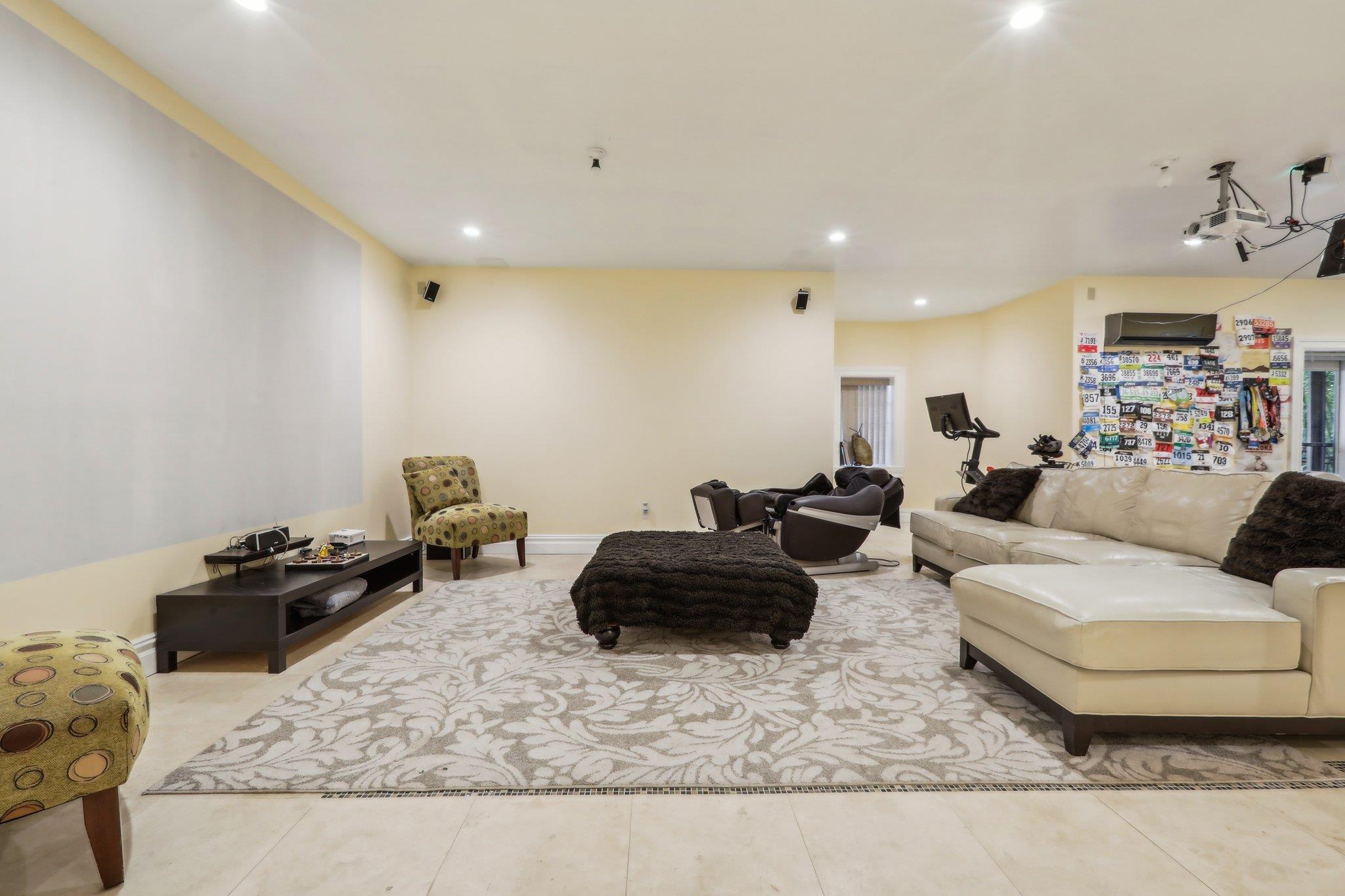 2 Tompkins Court