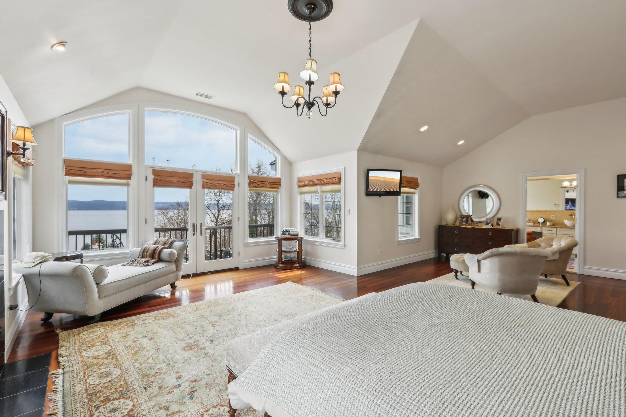 2 Tompkins Court