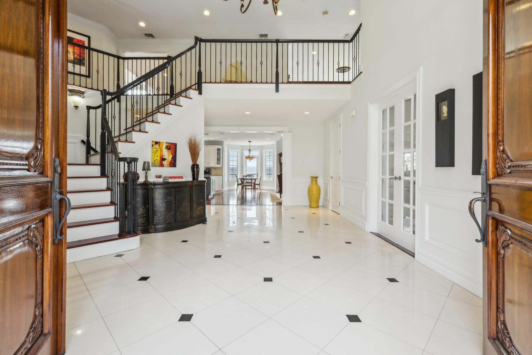 2 Tompkins Court