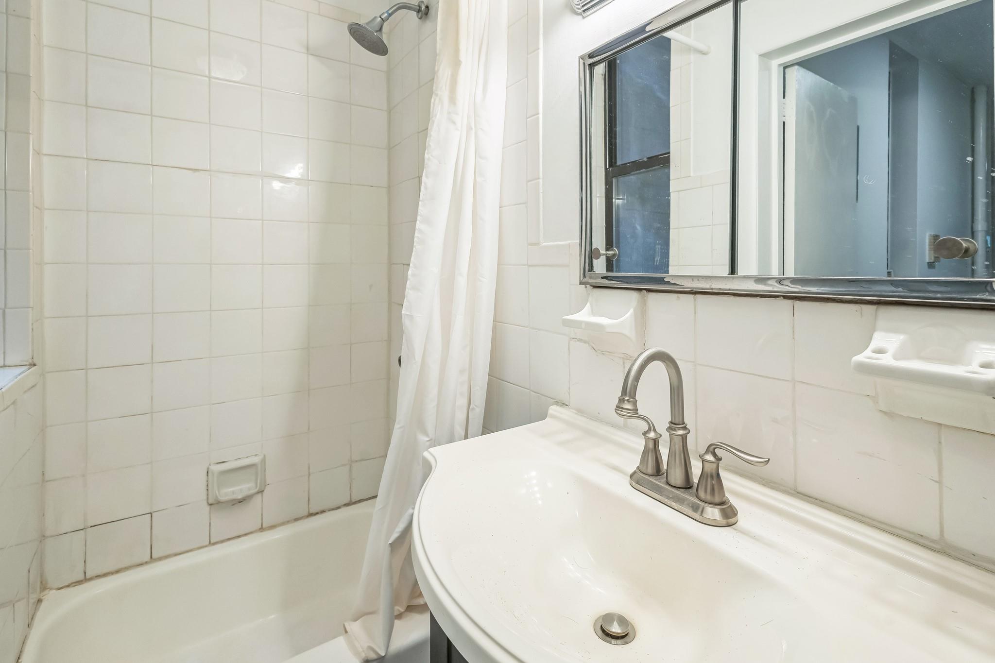246 E 90th Street Unit: 3C