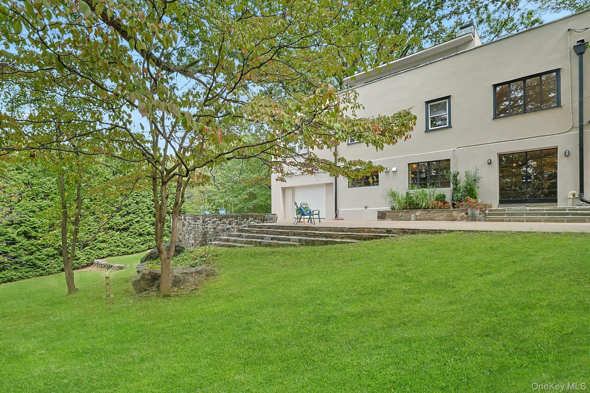 75 Lakeside Drive